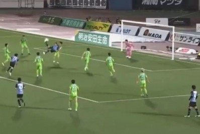 Vídeo: ex-atacante do Flamengo faz golaço de bicicleta no Japão