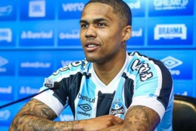 Douglas Costa recebe a camisa 10 em apresentação pelo Grêmio e mira volta à Seleção