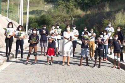 Cantora grava clipe no Parque Esportivo do Caramujo