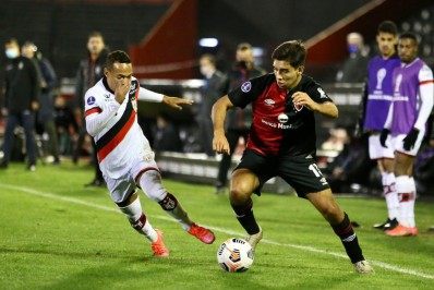 Jogador do Atlético-GO acusa volante argentino de racismo na Copa Sul-Americana