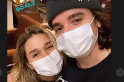 Sasha e marido embarcam para lua de mel em Dubai