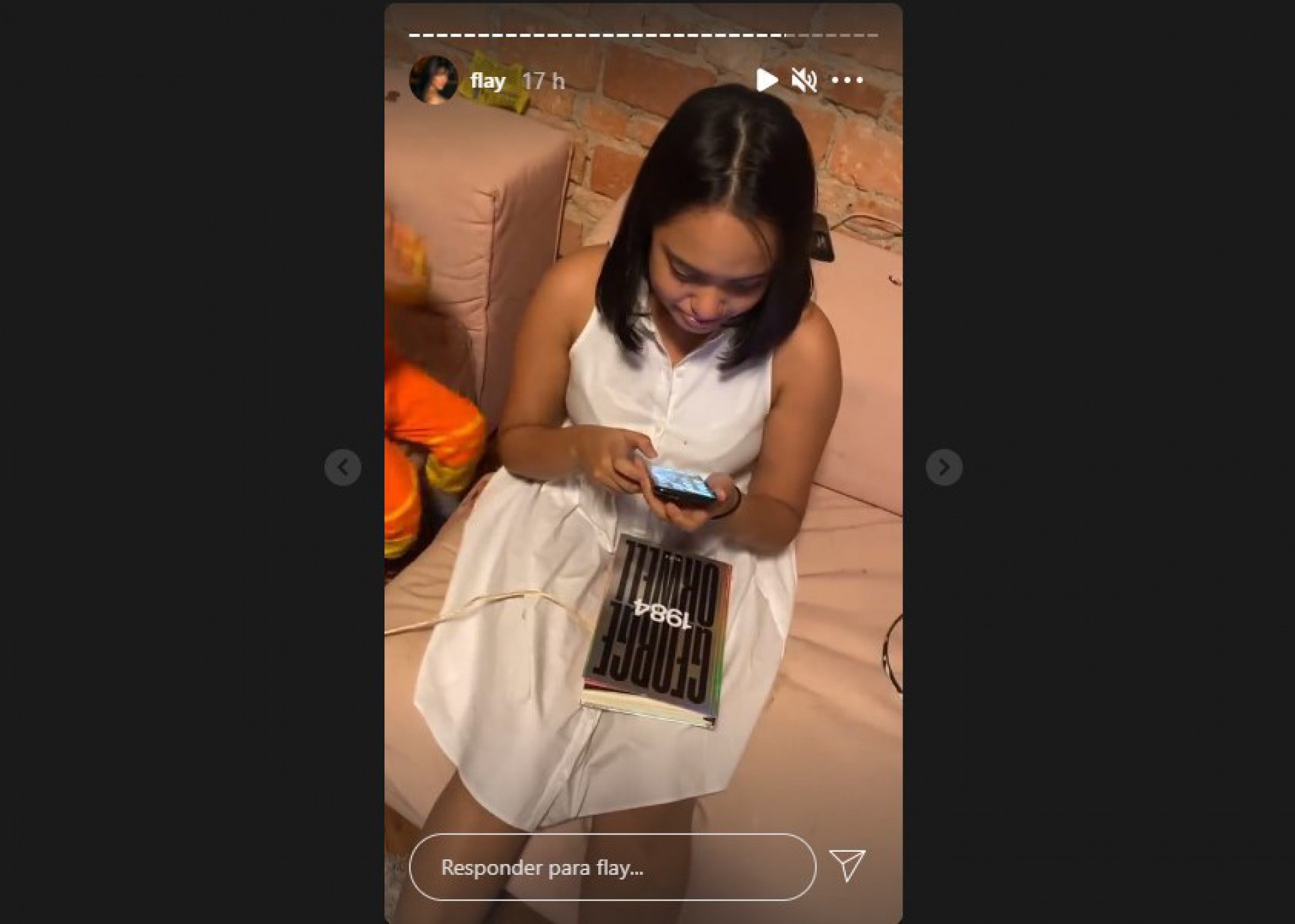 Flayslane presenteia irmã com celular escondido em livro de George Orwell - Reprodução/Instagram