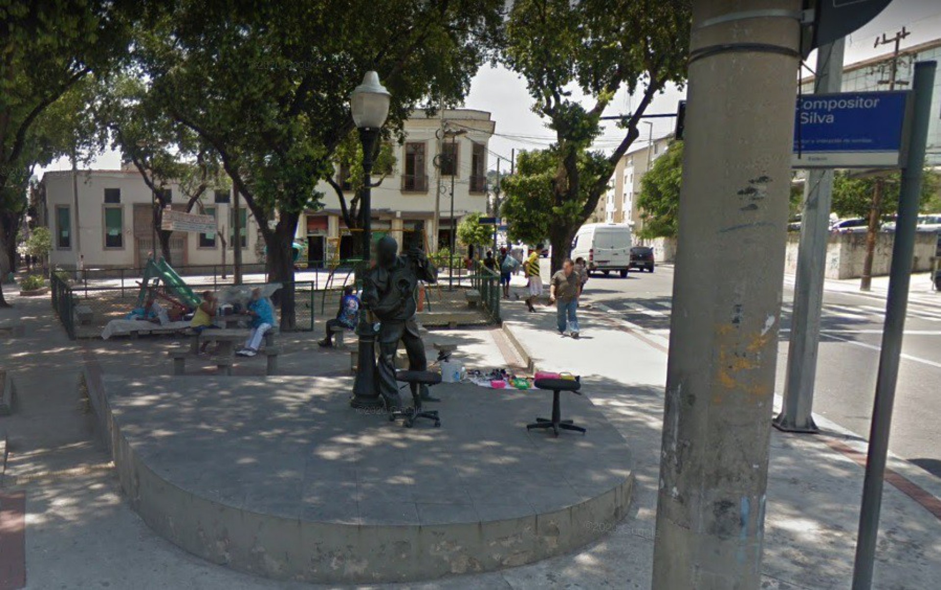 Organizada do Botafogo invade praça e agride pessoas no Estácio