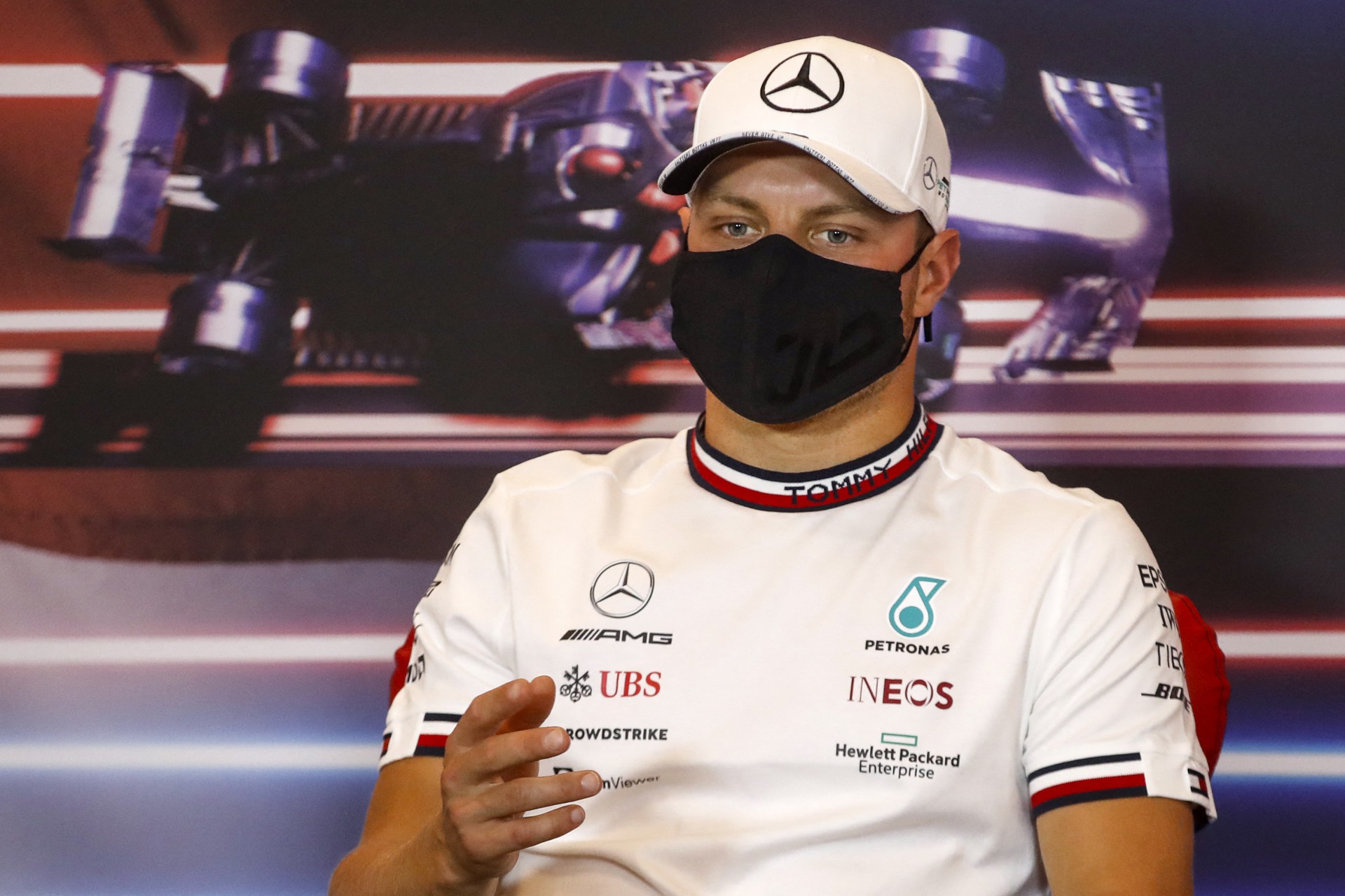 Mercedes finalmente retira porca presa na roda do carro de Valtteri Bottas