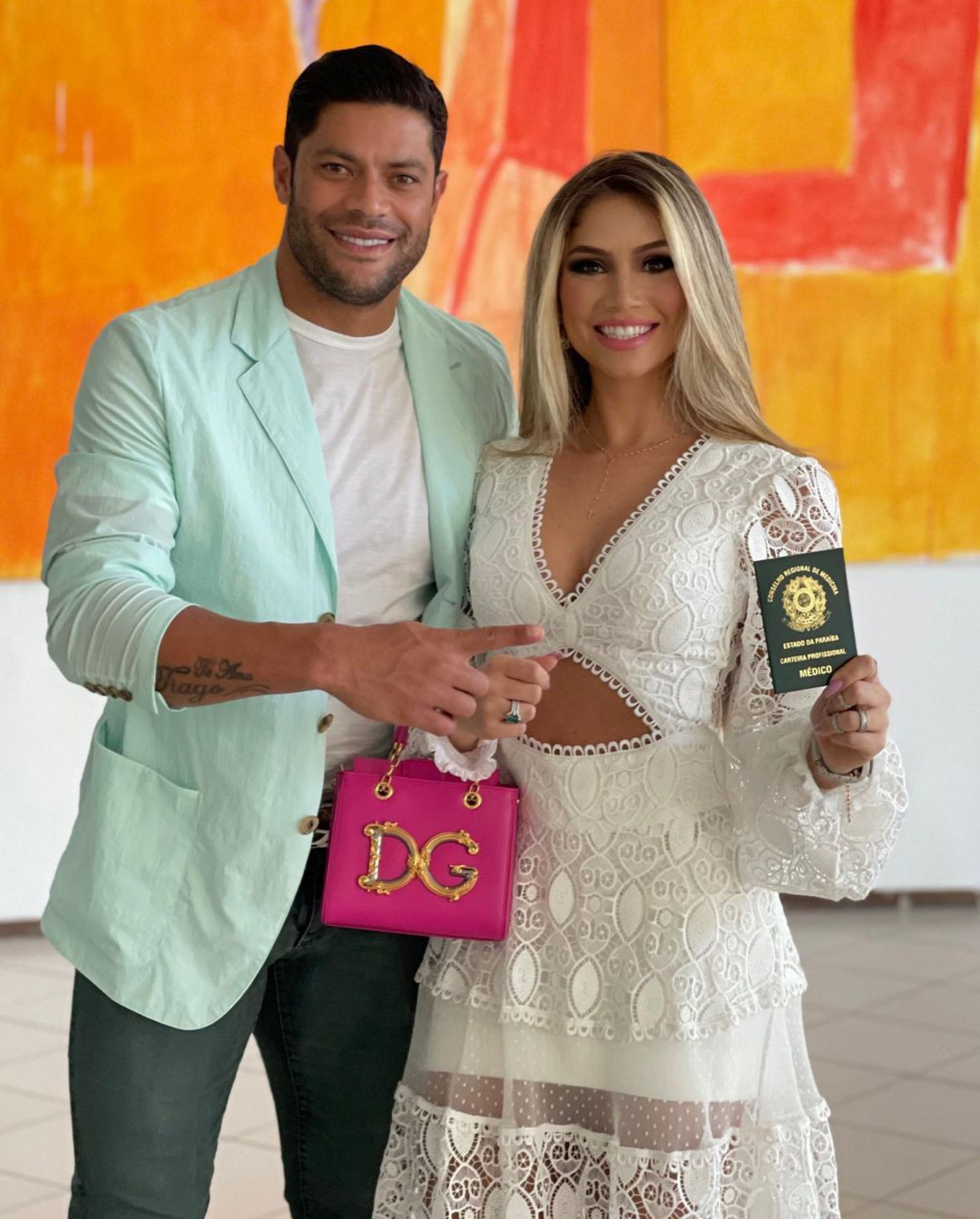 Fotos: Hulk comemora a formatura da mulher