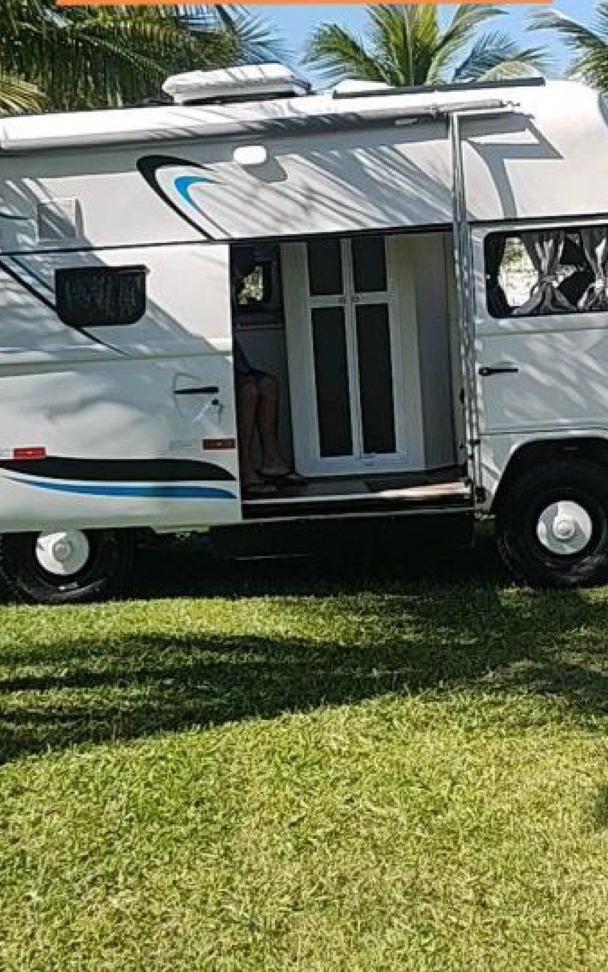 Ao abrir a parte traseira da Kombi, Leandro consegue curtir as paisagens dos lugares que visita desde sua cama, em um lugar privilegiado