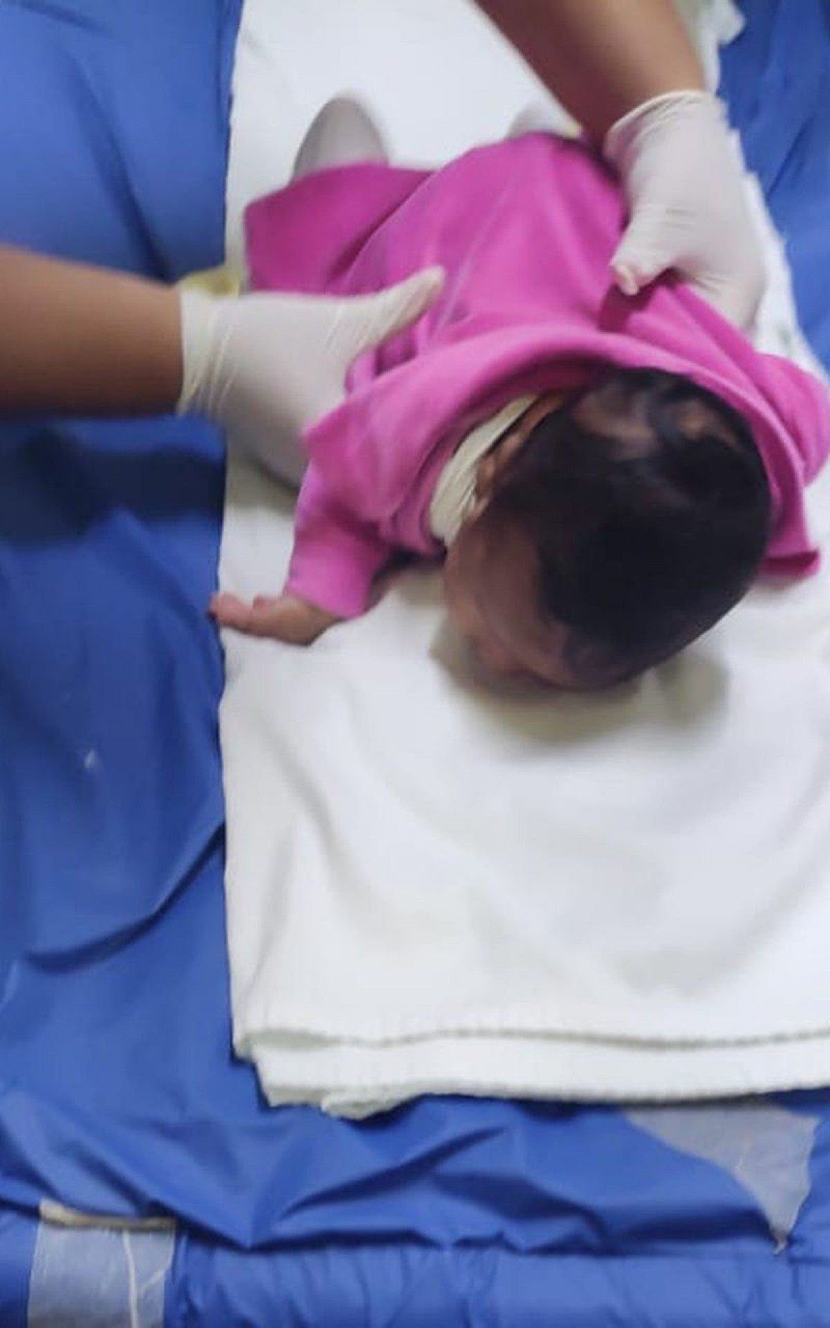 Os policiais militares realizaram as manobras de primeiros socorros desobstruindo as vias respirat&oacute;rias da menor