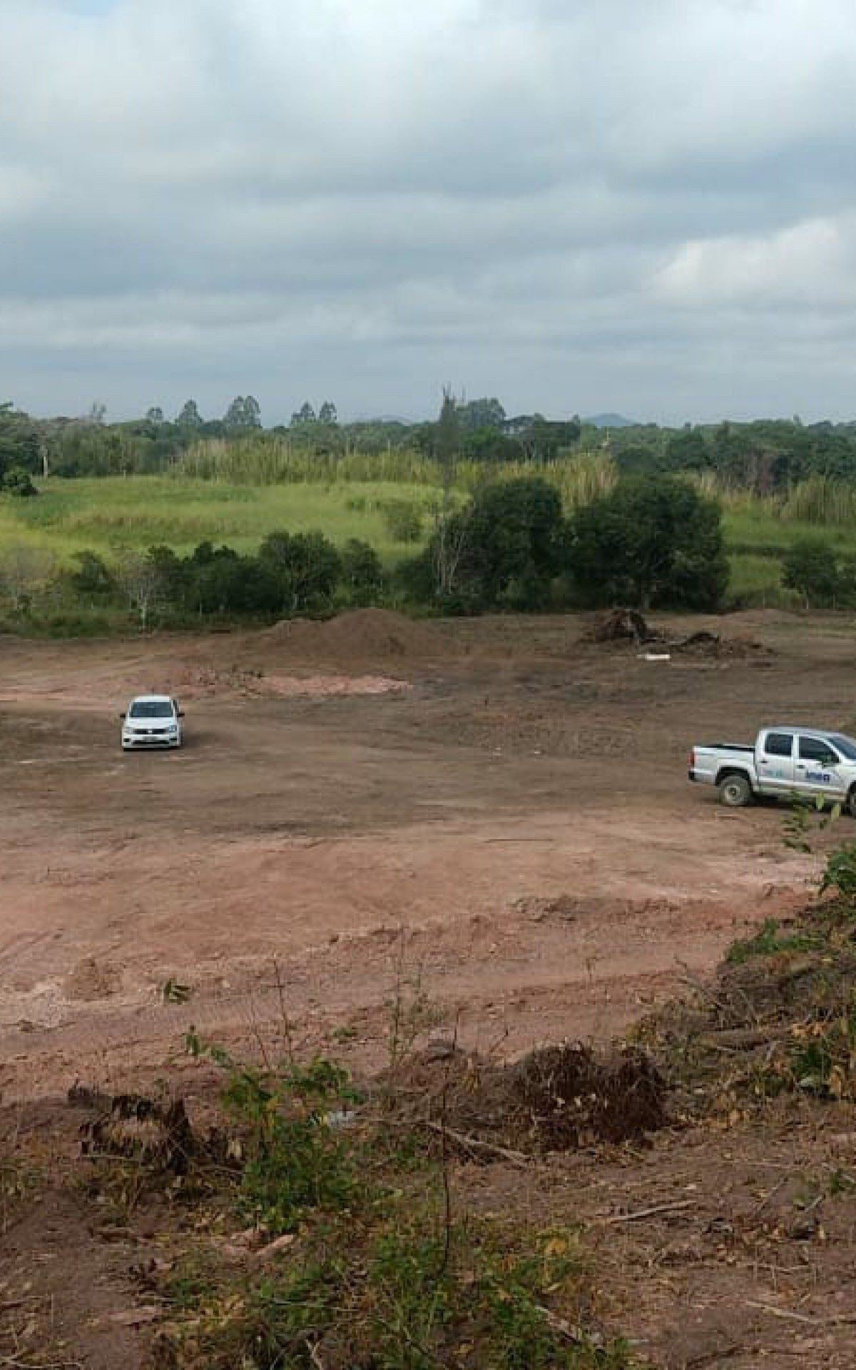 Os agentes constataram a extra&ccedil;&atilde;o irregular do material e determinaram o embargo do local e aplica&ccedil;&atilde;o das san&ccedil;&otilde;es cab&iacute;veis.