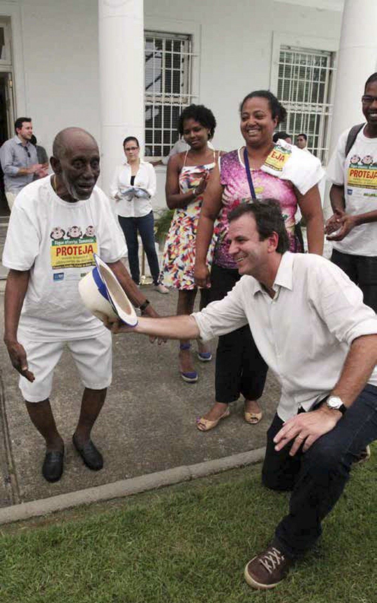 Nelson Sargento brinca com Eduardo Paes, em evento durante primeira gestão do prefeito - REPRODUÇÃO TWITTER