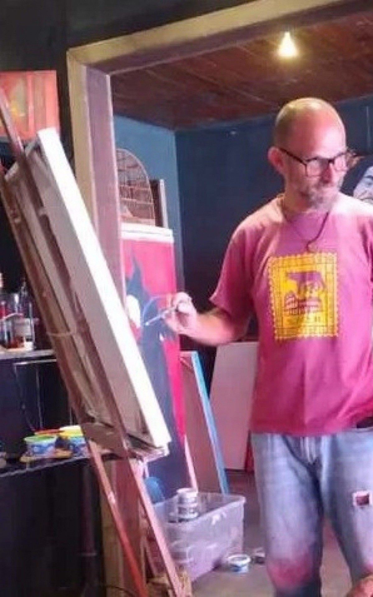 Artista recebeu convite para participar da exposi&ccedil;&atilde;o do Louvre em outubro de 2022