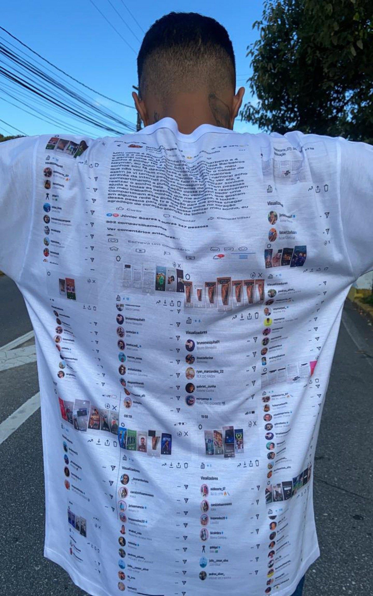 Rhonan com a camisa que deseja entregar a Neymar