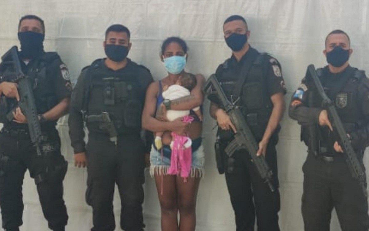 Os PMs junto com a m&atilde;e e o beb&ecirc; salvo 