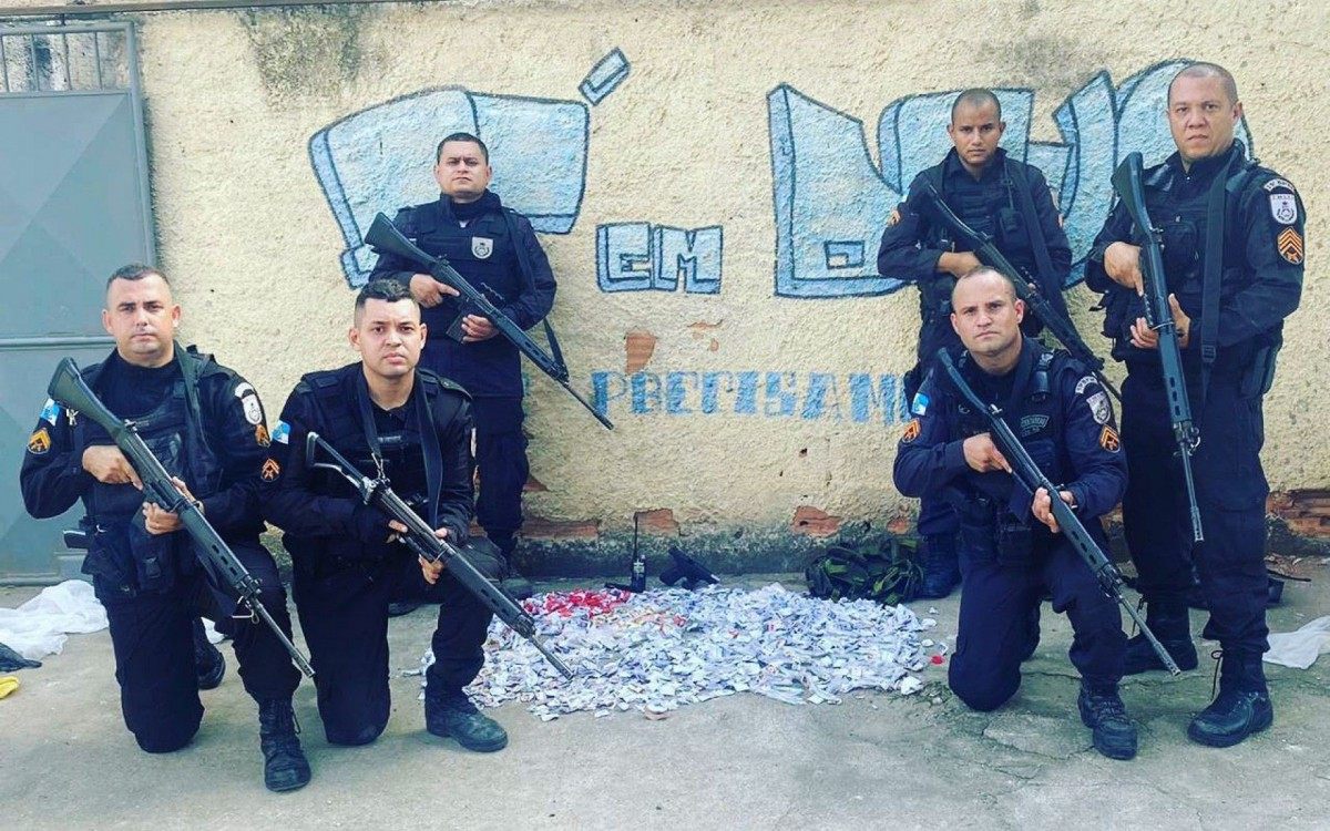 Os policiais militares junto as drogas apreendidas
