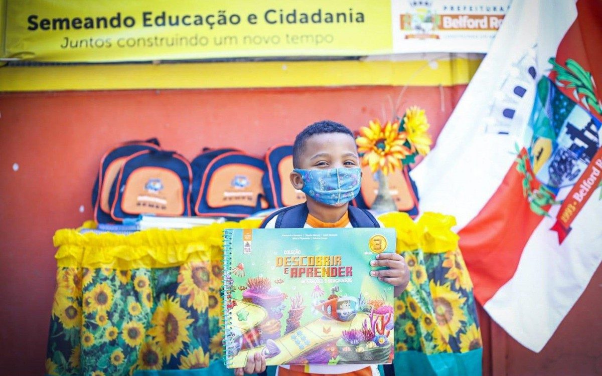 Nicollas Emanuel Gama da Mota recebeu o kit de material escolar e n&atilde;o escondeu a alegria