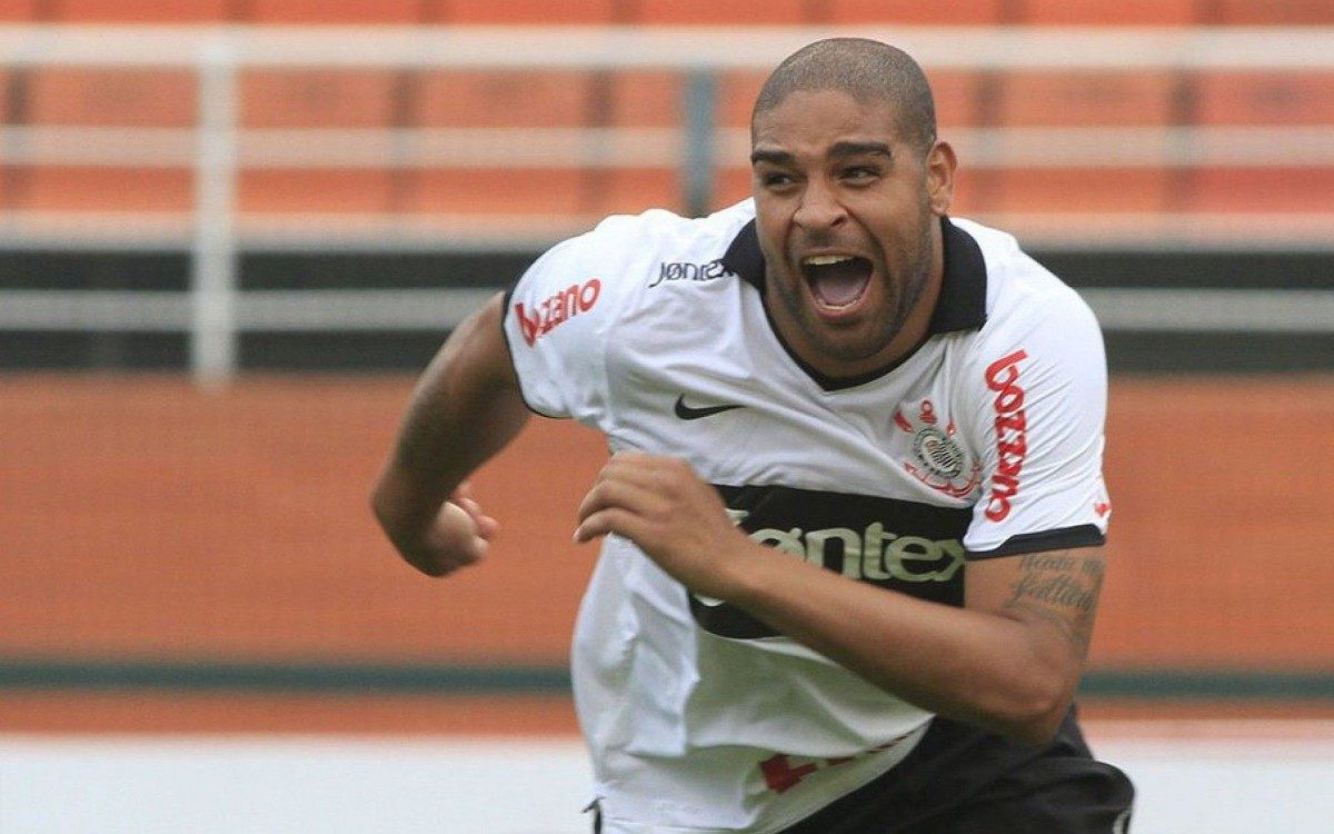 Adriano foi anunciado como refor&ccedil;o do Tim&atilde;o em 2011