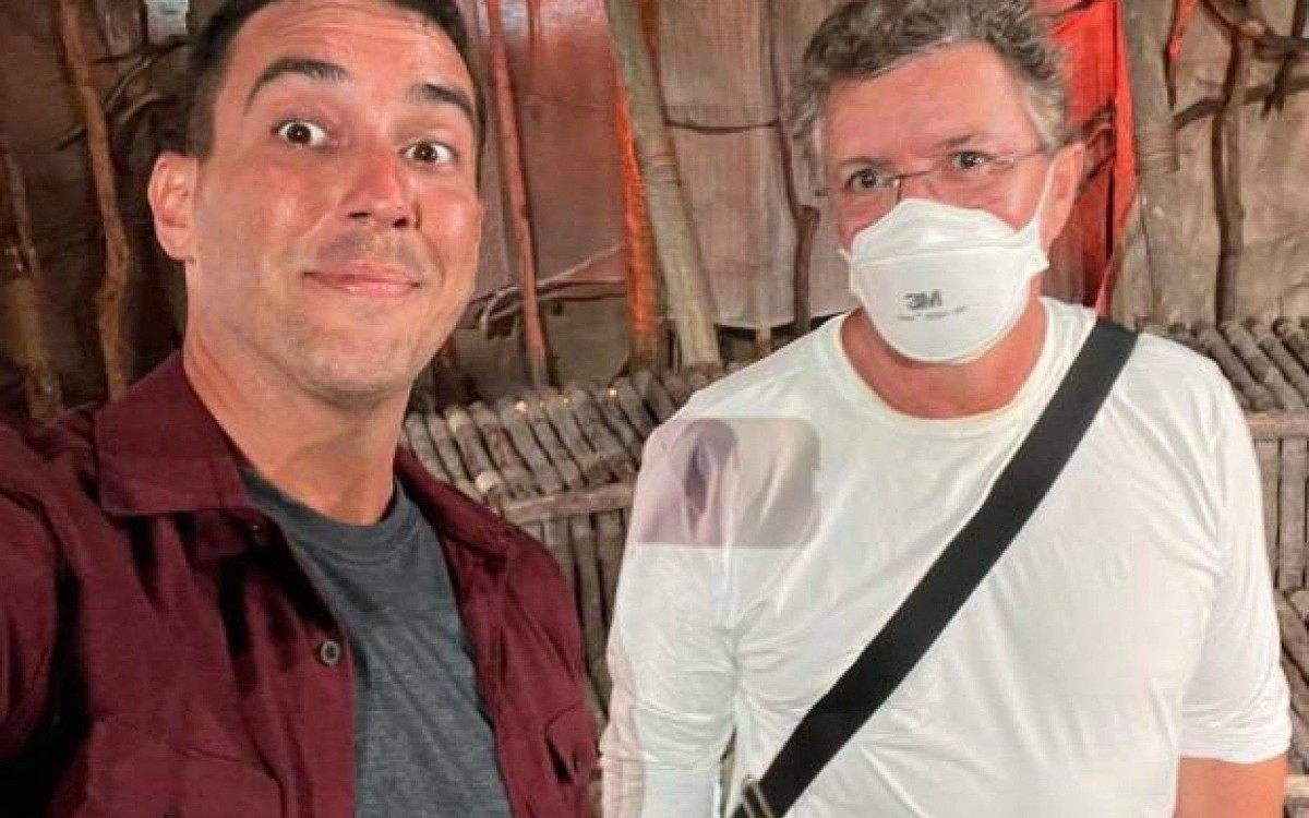 Andr&eacute; Marques e Boninho nos bastidores de 'No Limite'