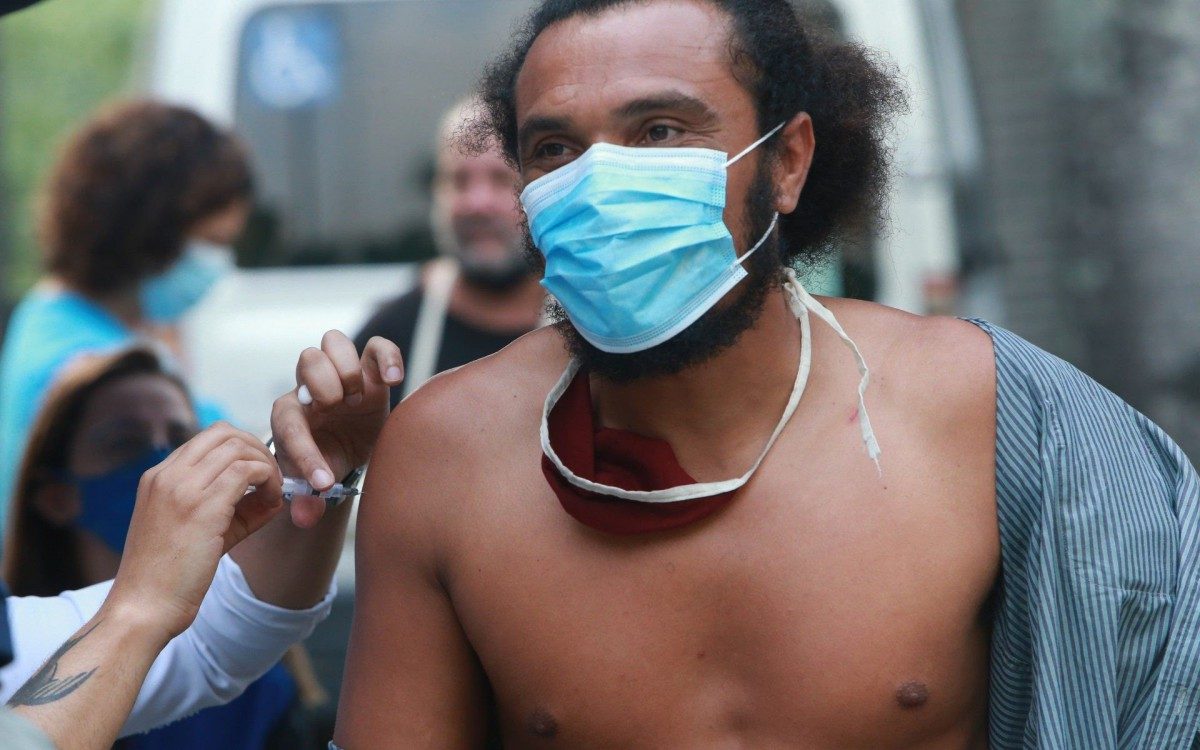 Posto na Praça da Cruz Vermelha vacina pessoas em situação de rua - Daniel Castelo Branco