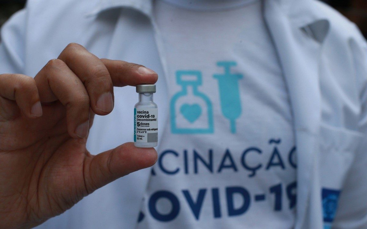Posto de Vacina&ccedil;&atilde;o na Pra&ccedil;a da Cruz Vermelha, vacinando moradores de rua. - Daniel Castelo Branco