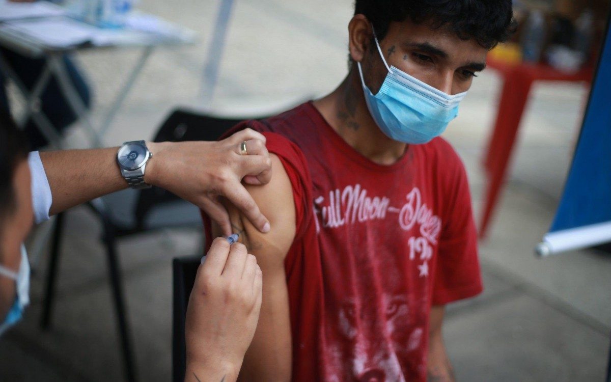 Posto na Praça da Cruz Vermelha vacina pessoas em situação de rua - Daniel Castelo Branco