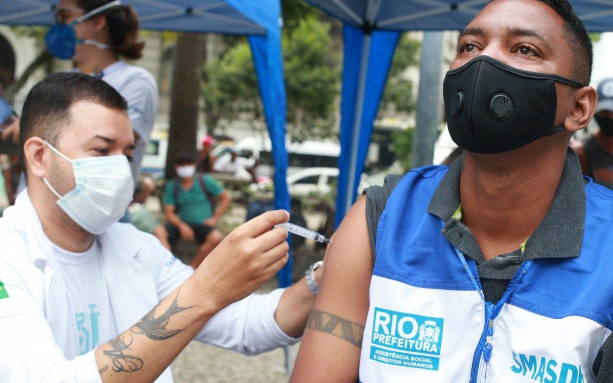 Posto na Praça da Cruz Vermelha vacina pessoas em situação de rua. Escritor Léo Motta, que viveu nas ruas, chorou ao receber a dose - Daniel Castelo Branco