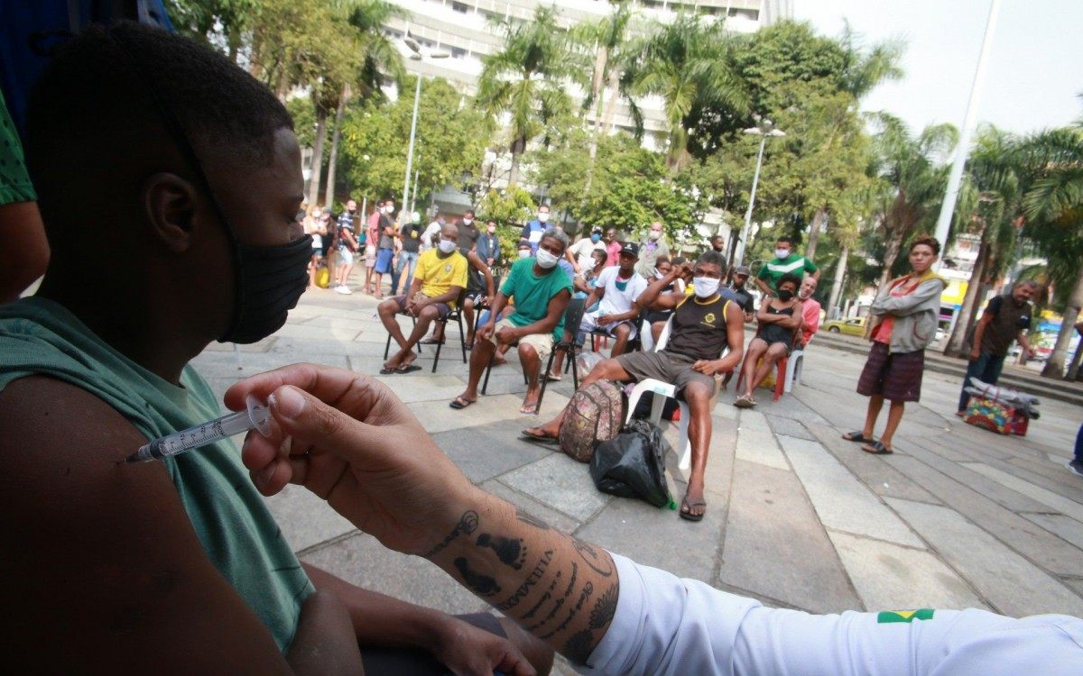 Posto na Praça da Cruz Vermelha vacina pessoas em situação de rua - Daniel Castelo Branco