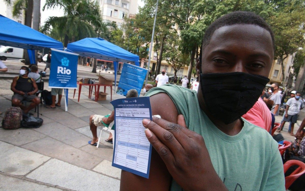 Posto na Praça da Cruz Vermelha vacina pessoas em situação de rua - Daniel Castelo Branco