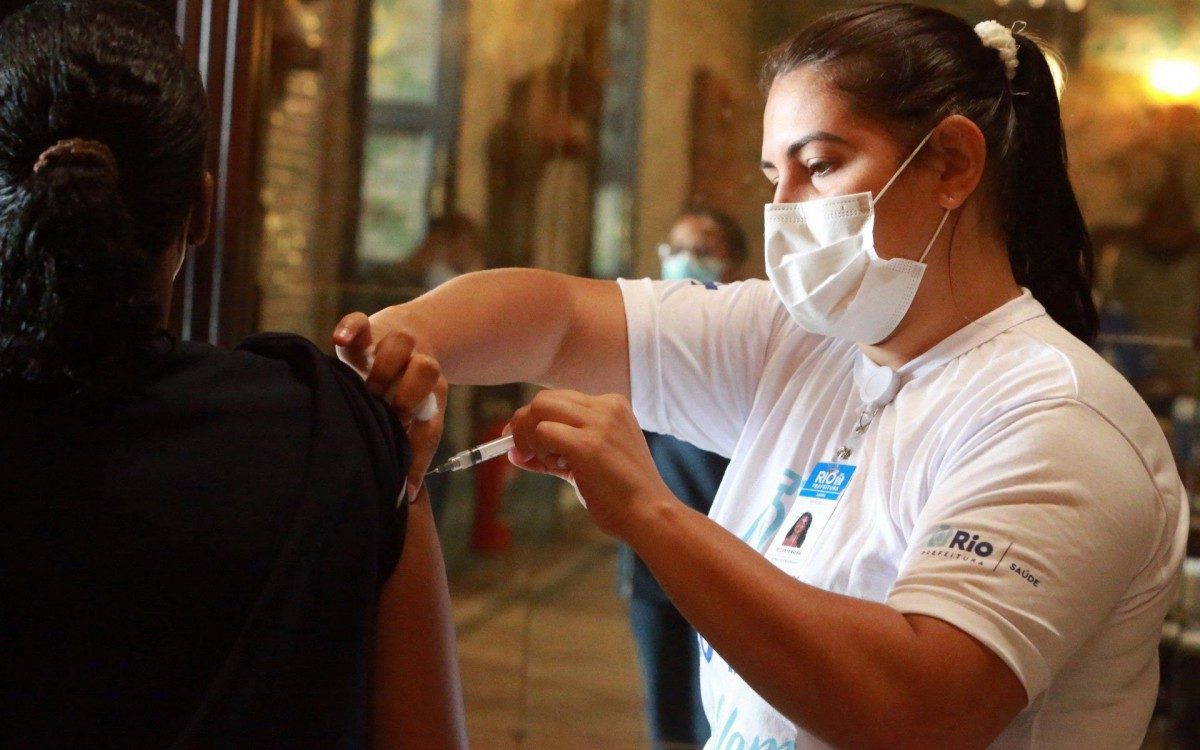 Inauguração de Posto de Vacinação no Teatro Municipal do Rio de Janeiro. - Daniel Castelo Branco