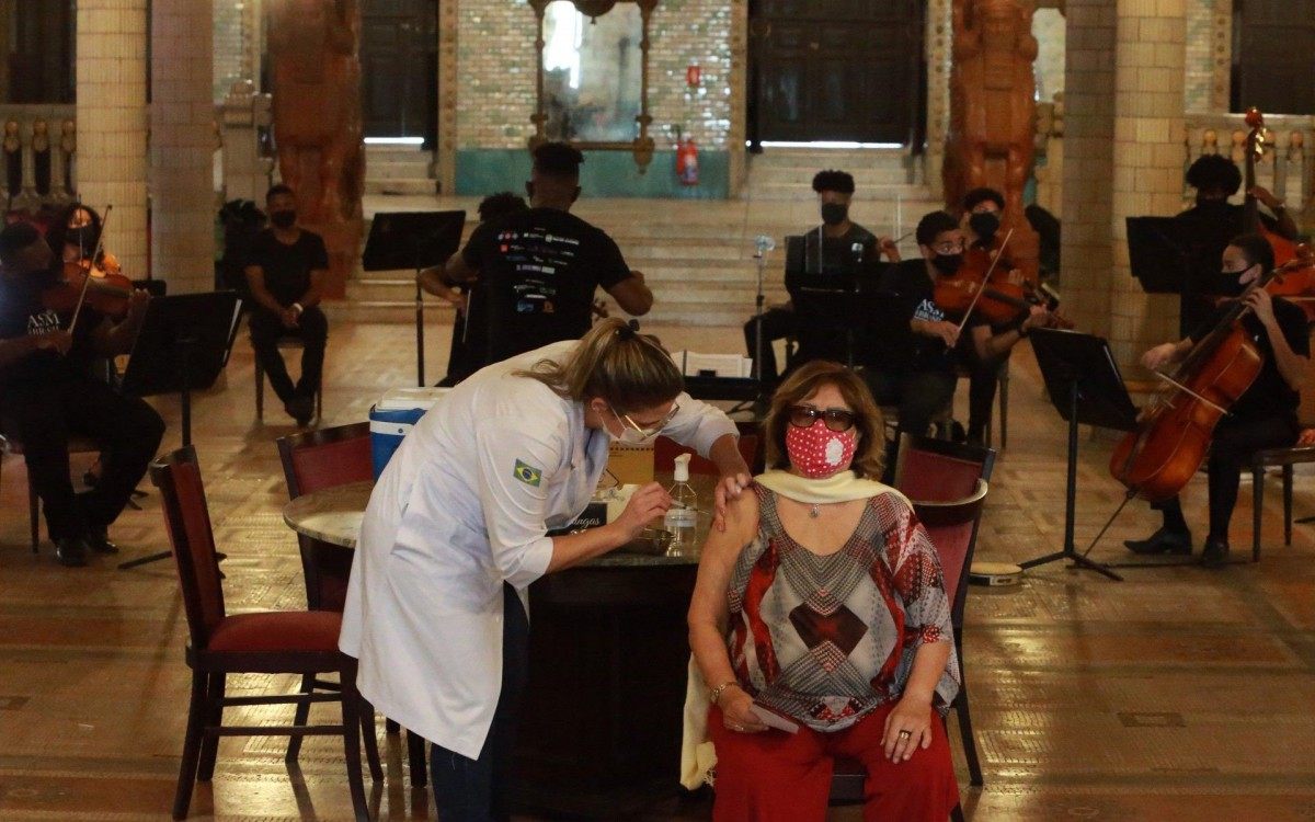 Inauguração de Posto de Vacinação no Teatro Municipal do Rio de Janeiro. Na foto Wilma Lima sendo vacinada - Daniel Castelo Branco