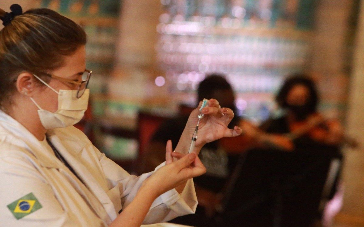 Inaugura&ccedil;&atilde;o de Posto de Vacina&ccedil;&atilde;o no Teatro Municipal do Rio de Janeiro.