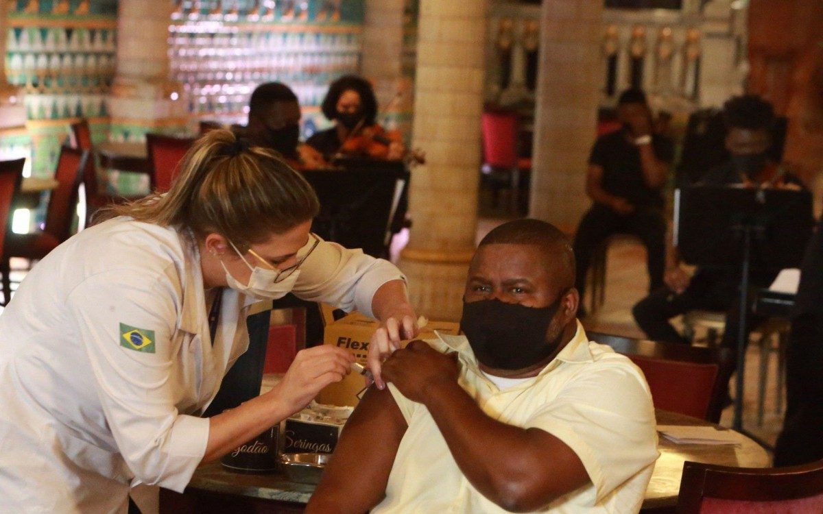 Inauguração de Posto de Vacinação no Teatro Municipal do Rio de Janeiro. - Daniel Castelo Branco