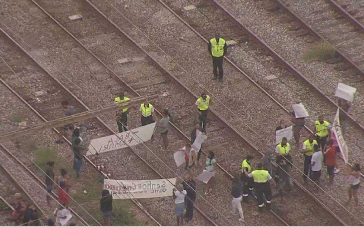 Manifestação suspende circulação dos trens da Supervia e do VLT Rio - Reprodução TV Globo