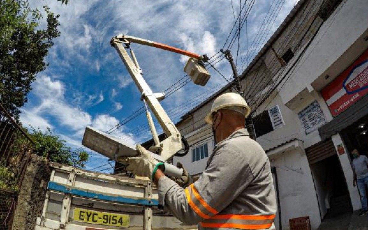 Instala&ccedil;&atilde;o de l&acirc;mpadas de LED continua em toda a cidade 