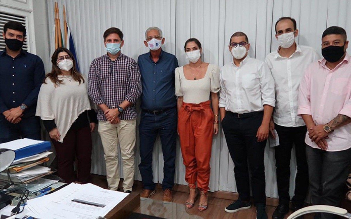 Capit&atilde;o Nelson (ao centro, de azul) recebeu pessoalmente as demandas de administradores e comerciantes do S&atilde;o Gon&ccedil;alo Shopping e do P&aacute;tio Alc&acirc;ntara