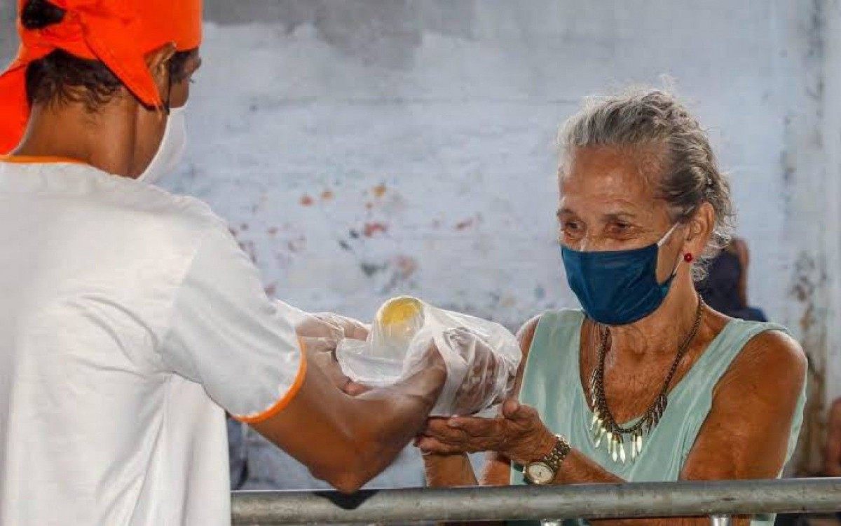 Em cidades com o Programa s&atilde;o distribu&iacute;das refei&ccedil;&otilde;es di&aacute;rias no caf&eacute; da manh&atilde;, almo&ccedil;o e jantar.
