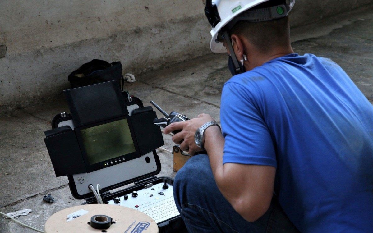  S&atilde;o diferentes tipos de equipamentos utilizados em rios e canais como rob&ocirc;s que flutuam, drones e c&acirc;meras