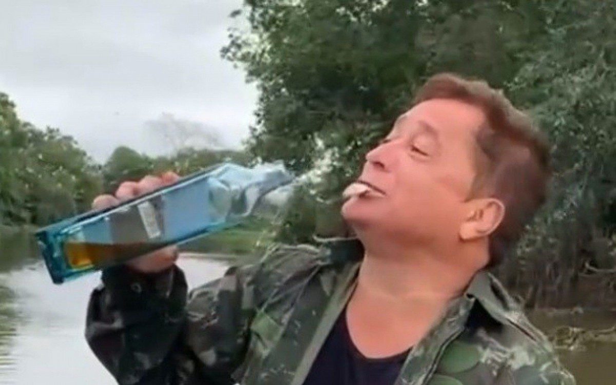 Leonardo come peixe vivo enquanto faz pescaria