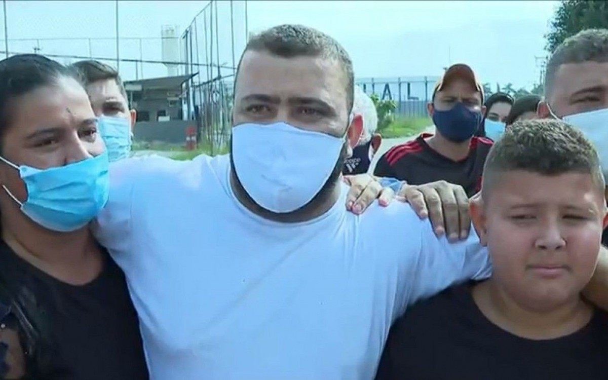  Houve uma grande celebra&ccedil;&atilde;o de familiares que comemoraram a sua soltura no momento em que ele foi libertado