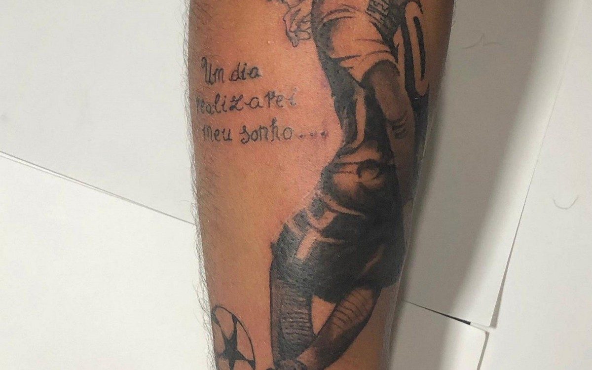 Rhonan carregar imagem de Neymar tatuada no corpo
