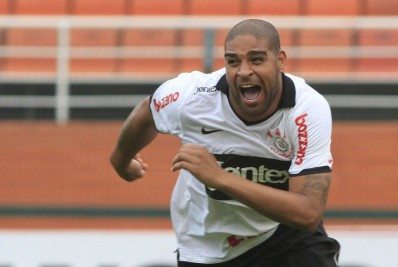 'Faltava à fisioterapia', diz consultor médico do Corinthians sobre Adriano Imperador