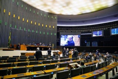 Com iminente derrota, manobra governista suspende sessão do voto impresso