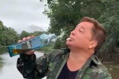 Vídeo! Leonardo come peixe vivo enquanto pesca: 'Pronto para o No Limite'