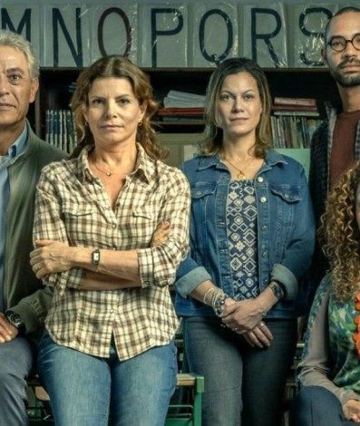  - Sala de aula da fictícia Escola Municipal Carolina Maria de Jesus, de 'Segunda Chamada'       Caption