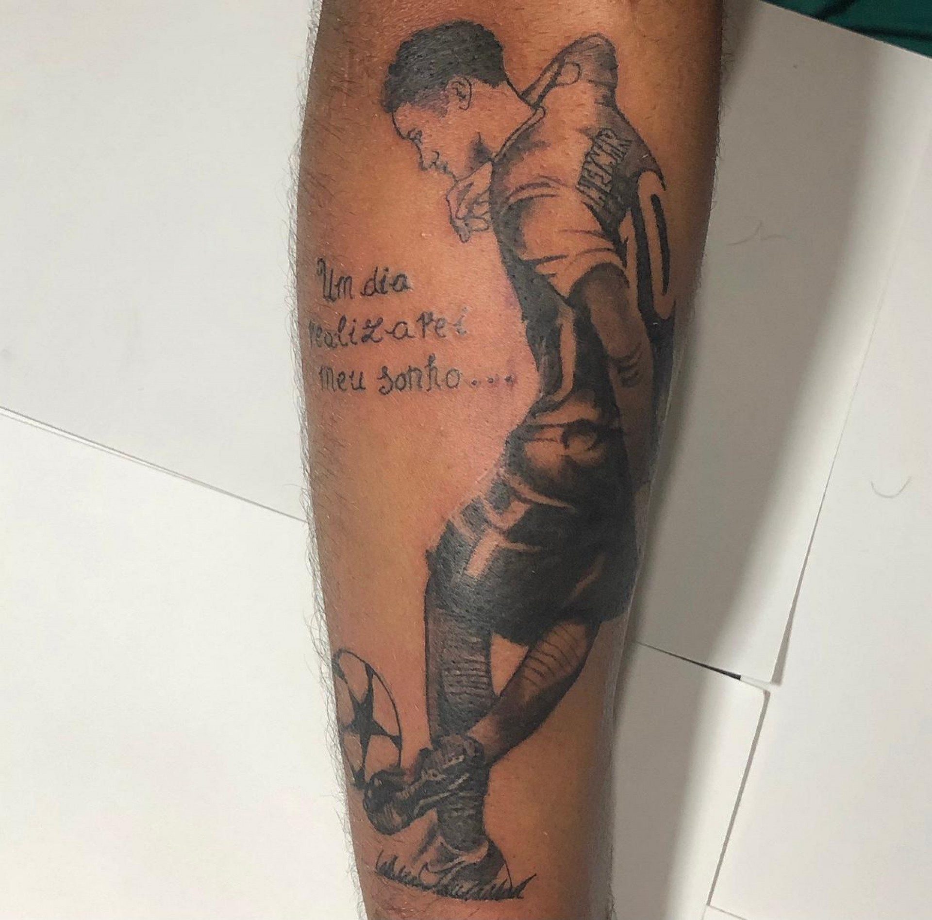 Rhonan carregar imagem de Neymar tatuada no corpo - Reprodução