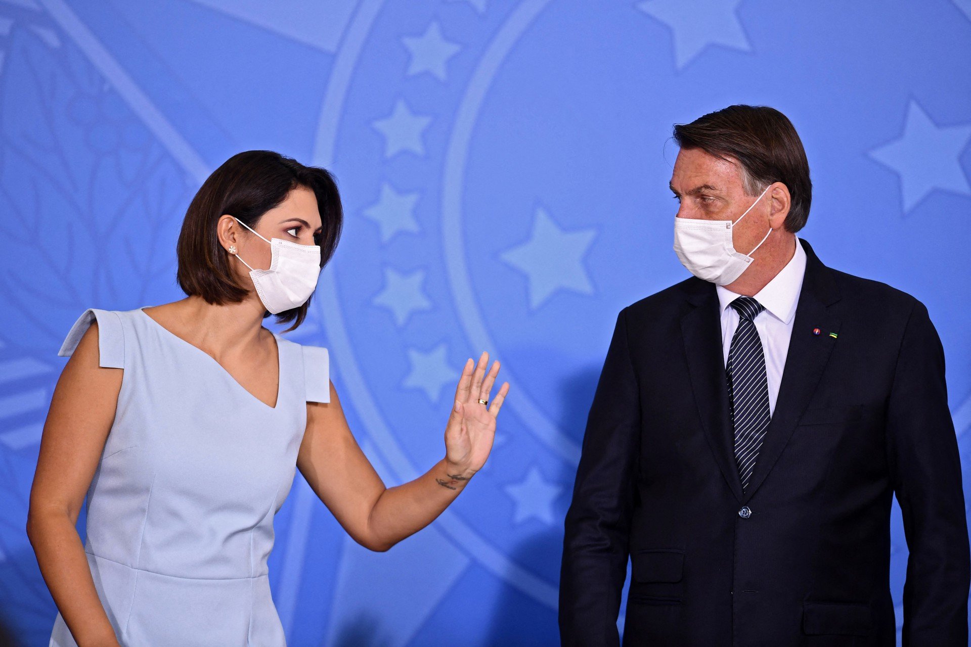 Bolsonaro diz que Michelle tomou vacina antes de viagem aos EUA