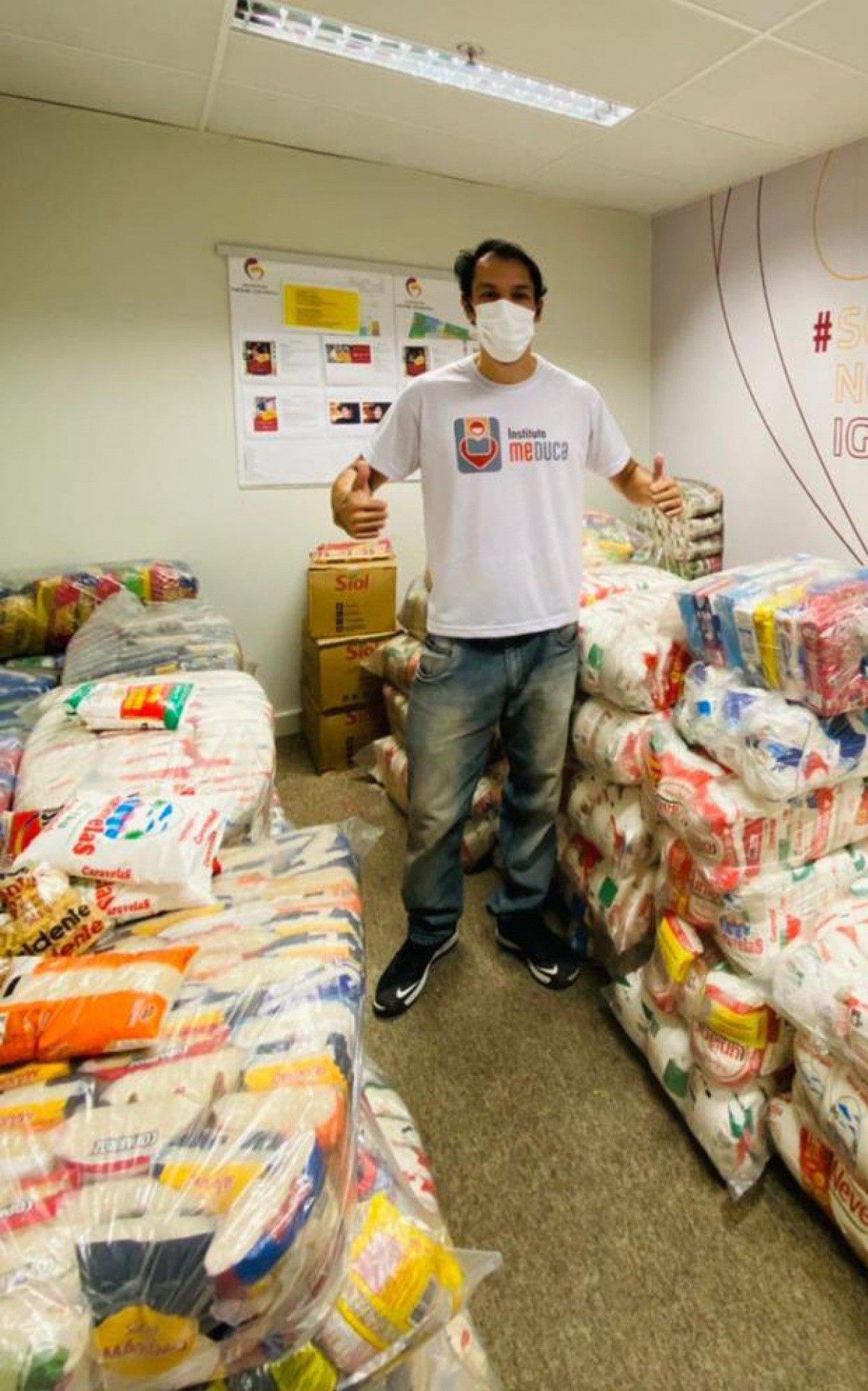 O gestor Sadraque Albino, do Instituto Meduca, se emocionou ao ver as toneladas de alimentos.  