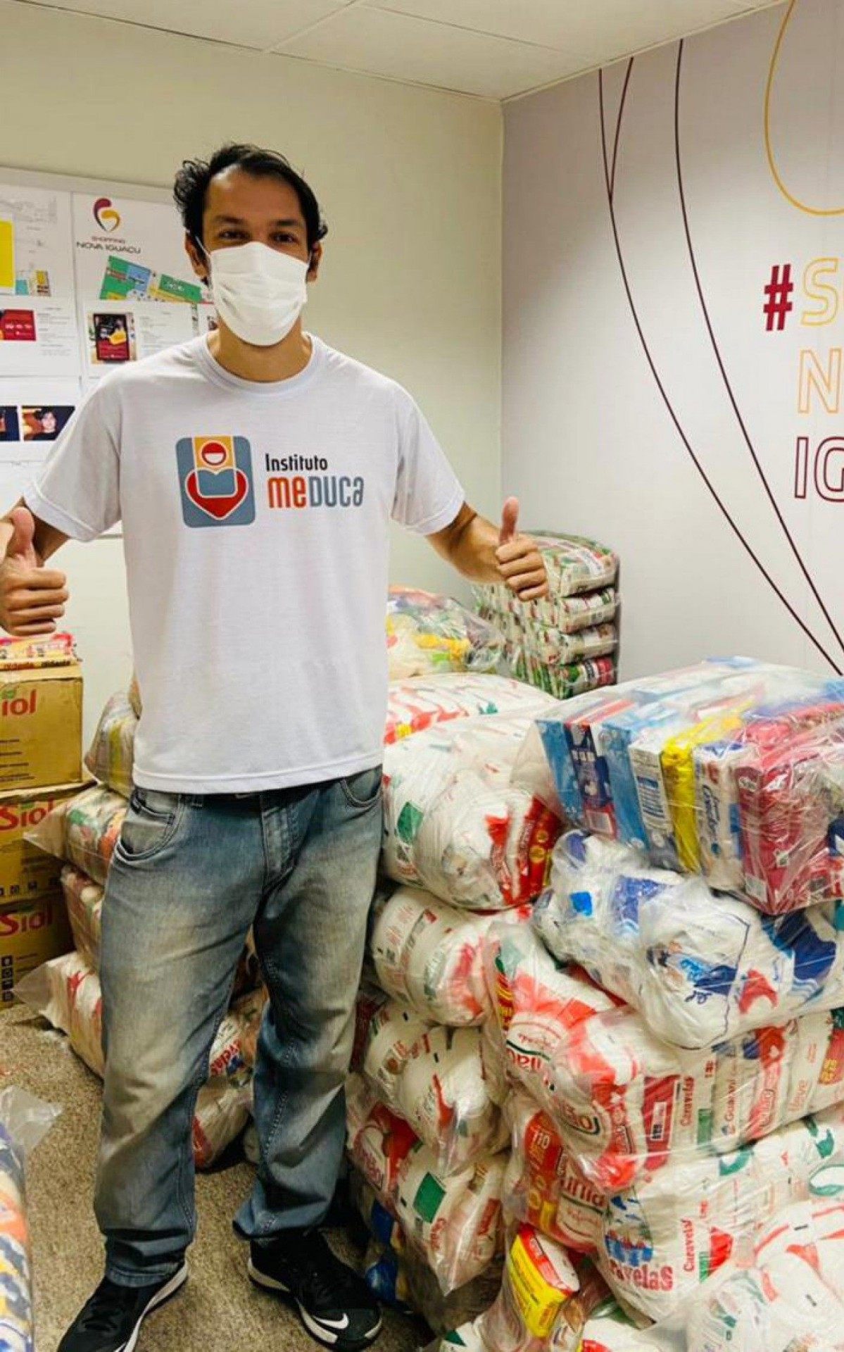 O gestor Sadraque Albino, do Instituto Meduca, se emocionou ao ver as toneladas de alimentos.  