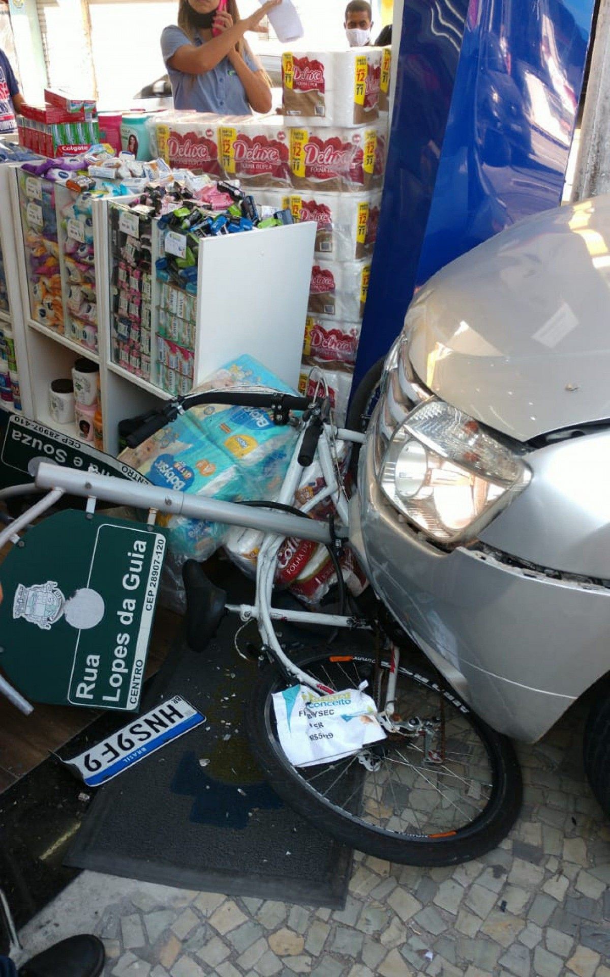 O carro chegou a atingir uma bicicleta, mas apesar do susto, n&atilde;o houve feridos. 
