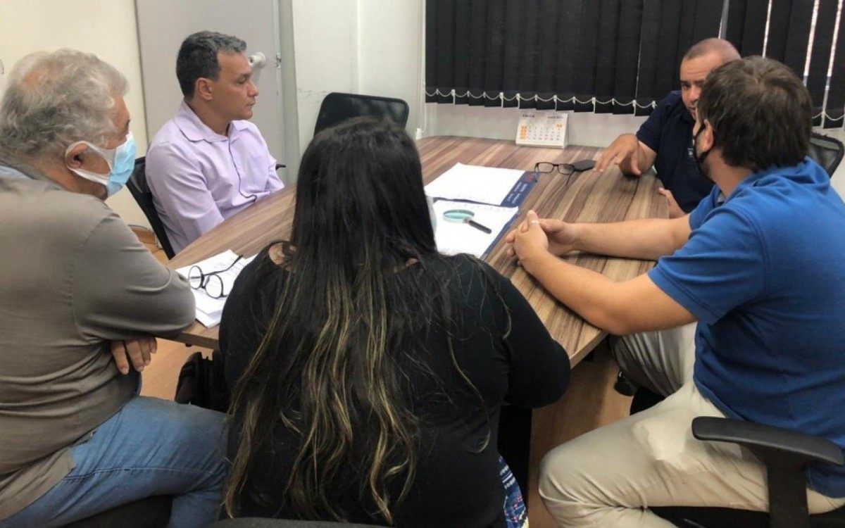 Secretário Bruno Nunes e participantes da reunião debateram a implantação de cursos nos condomínios