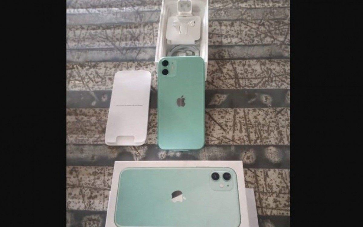 No total s&atilde;o mais de 48 lotes com itens como iPhones e rel&oacute;gios digitais, alguns lacrados na caixa