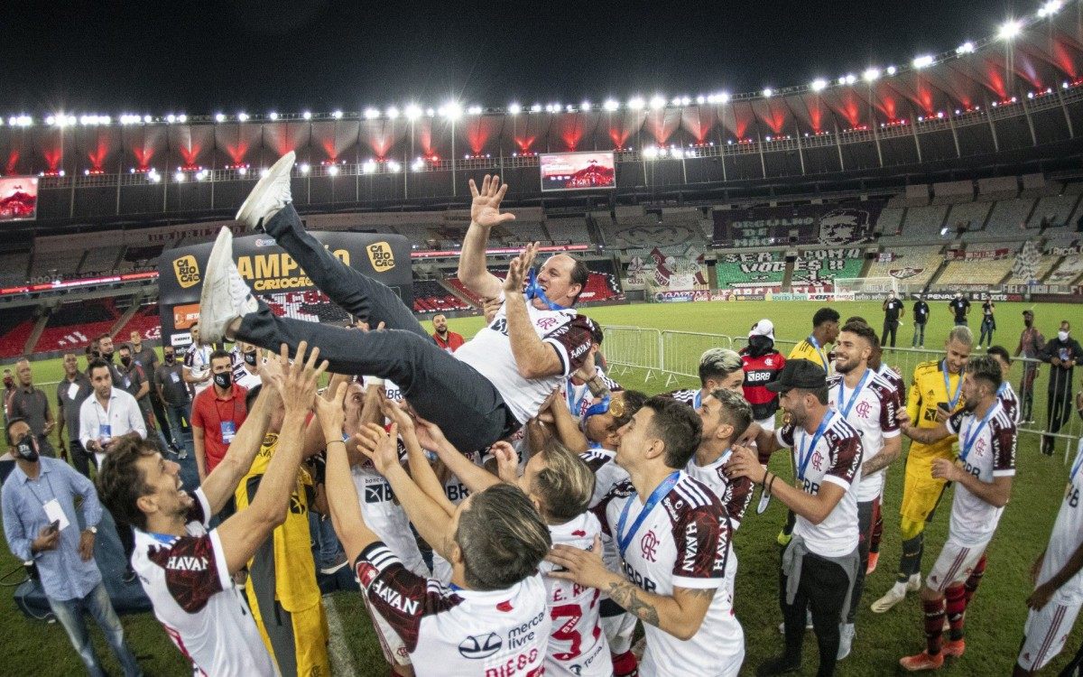 Rogério Ceni nos braços dos jogadores